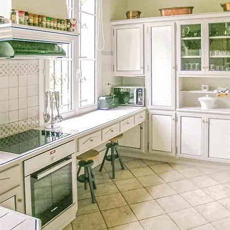 10 Bedroom Cozy In Allonne Vakantiehuis