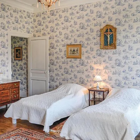 10 Bedroom Cozy Home In Allonne Holiday home Beauvais