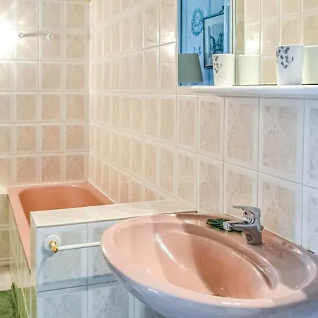 10 Bedroom Cozy Home In Allonne Holiday home Beauvais